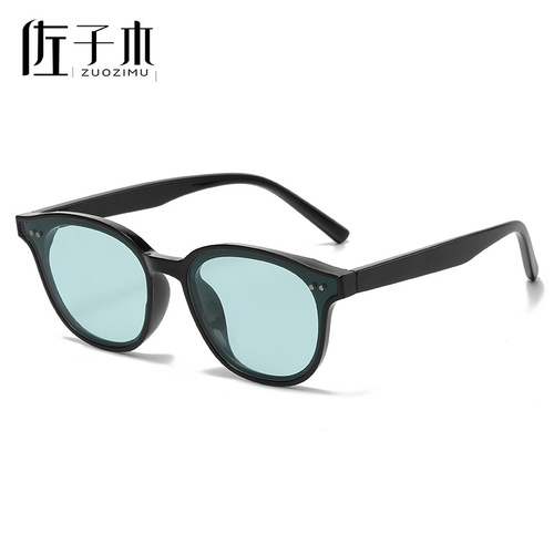 New trendy kids' sunglasses with small frames, stylish and suitable for both boys and girls, perfect for street style and sun protection.