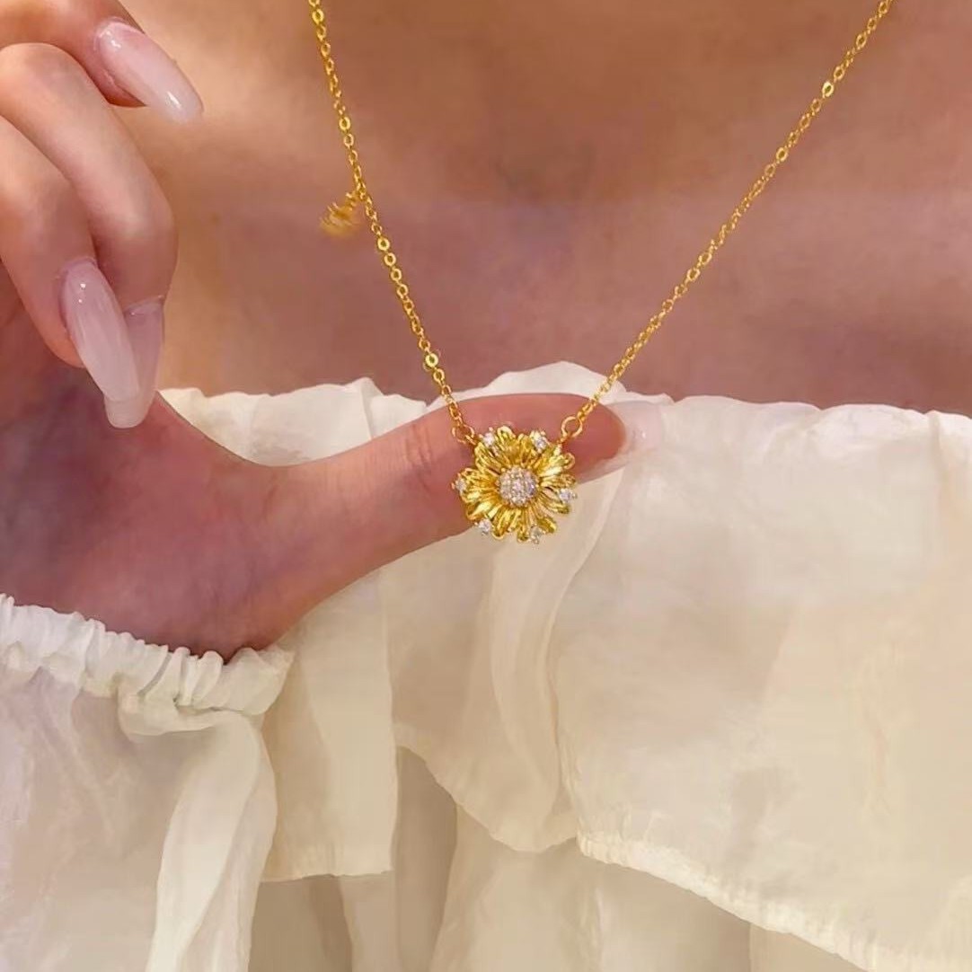 Sand Gold Non-Fading Daisy Necklace for Women, Light Luxury High-End Jewelry, Niche Design Pendant, Clavicle Chain Necklace