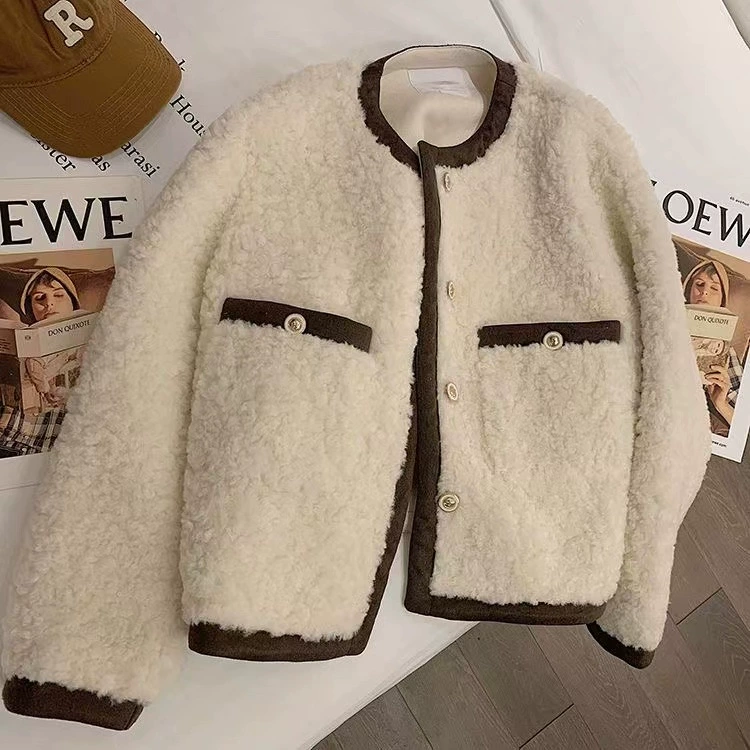 Демисезонная велюровая куртка свободного кроя в стиле Chanel, утепленная, с контрастной окантовкой