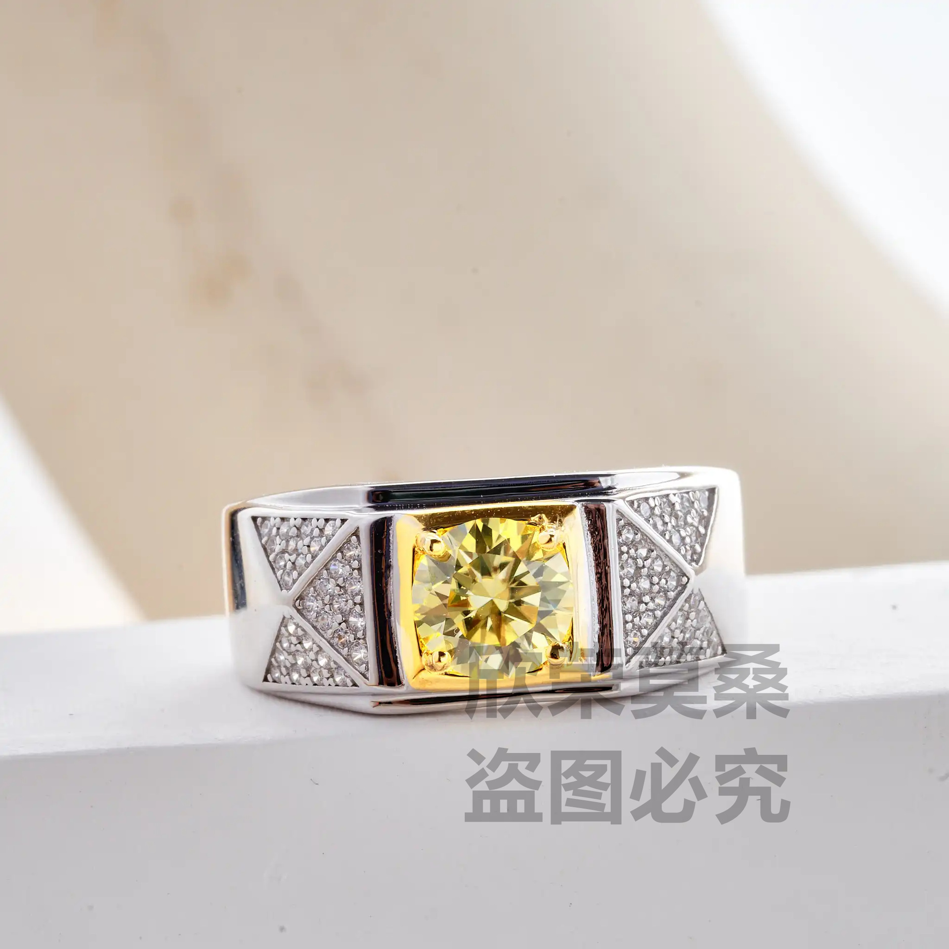 Atmosfera de negocios de oro de dos colores de ancho estilo de piedra de moissanita masculina brillante con certificado de diamante GRA a través de la penetración lateral transfronteriza