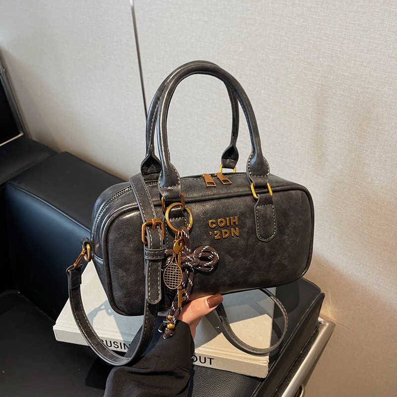 펜던트가 달린 블랙