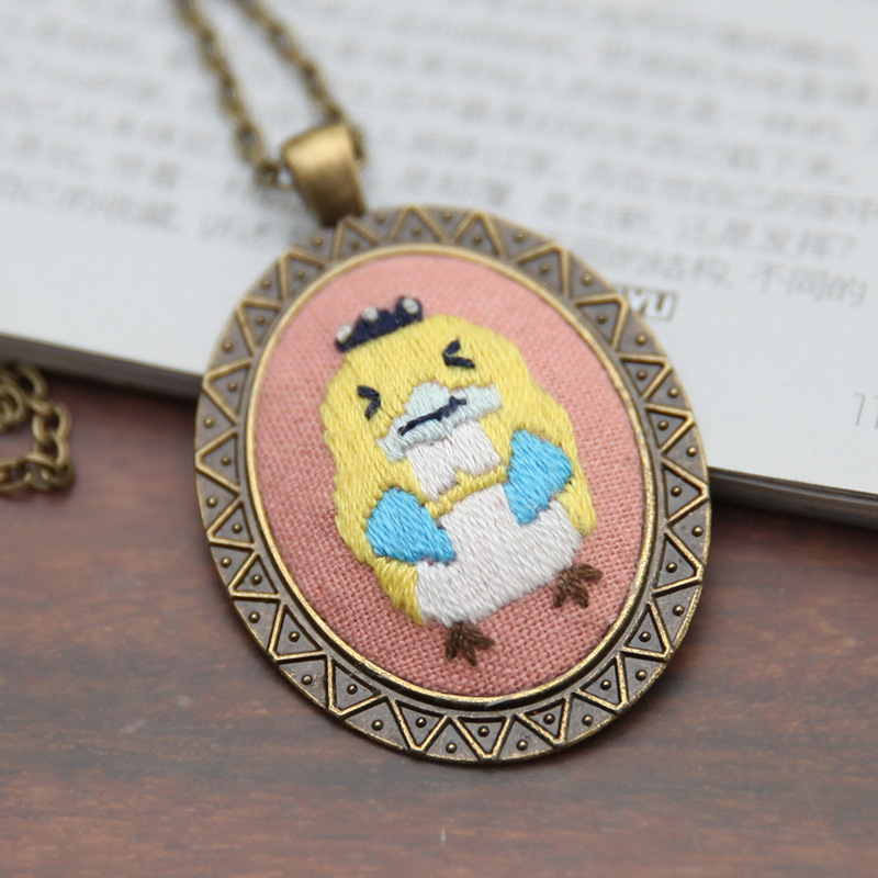 Fábrica hecha a mano DIY tejido suéter cadena novato europeo bordado flor y hierba material paquete aguja hilo Lu bordado COLLAR COLGANTE