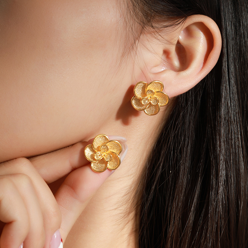 Xuping latón dorado damas grandes flores pernos de orejas femeninas temperamento retro de alto nivel sensación de boda flores pendientes de orejas