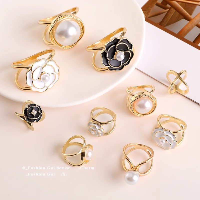 Botón de toalla de seda de alta calidad para mujer de alta gama 2025 nuevo estilo arco esquina anudada camisa de flores serpentina anudada hebilla anudada