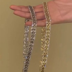 星のように輝くキラキラネックレスのデザイン感があります。