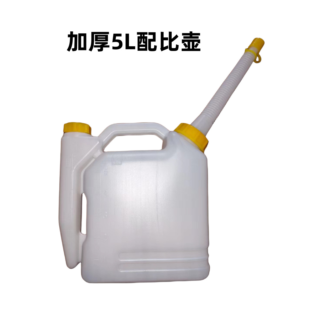 La gasolina del aceite mezcló el pote dos cortacésped de sierra de cadena del movimiento con el pote 1.5L/4L del aceite