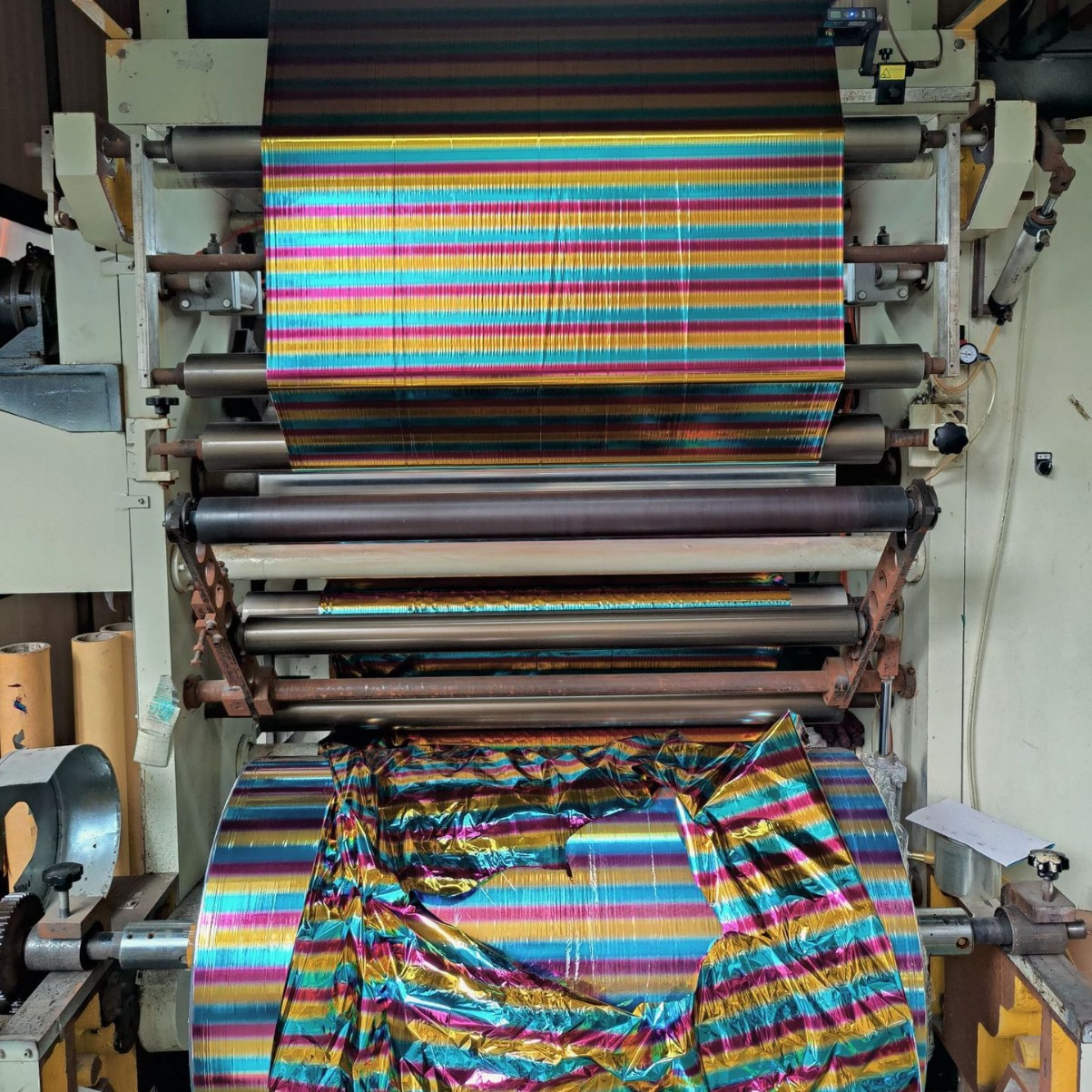 包装收银纸用镀金箔粉红箔亮片镀草绿箔湖蓝箔亮响纸片宠物棒用