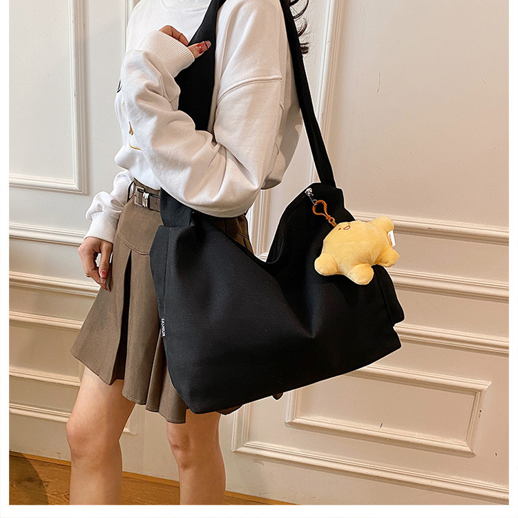 The 2024 new Korean-style simple and laid-back casual canvas crossbody bag and the large-capacity versatile tote bag are selling well undefined