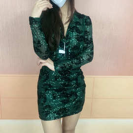 2025春夏轻奢女装短款V领修身光泽镶片翡翠绿亮珠片灯笼袖连衣裙