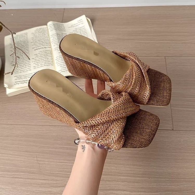 Zapatillas de tejido retro francesas para mujeres 2026 nueva moda de verano, pistas de moda versátiles, zapatillas frías con falda.