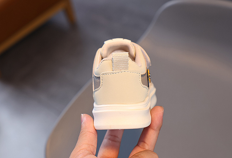 Scarpe casual da tavola da ragazzo bianche con suola morbida e traspirante, versatili, per la stagione primavera e autunno 2024 per bambini_voghion.com