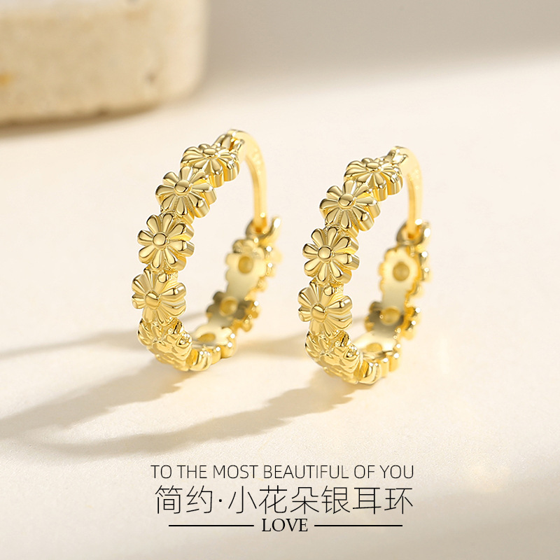 Pendientes simples de plata 925 pequeña flor margarita pendientes elegantes de las mujeres retro plata lisa pulida pendientes de alto grado al por mayor