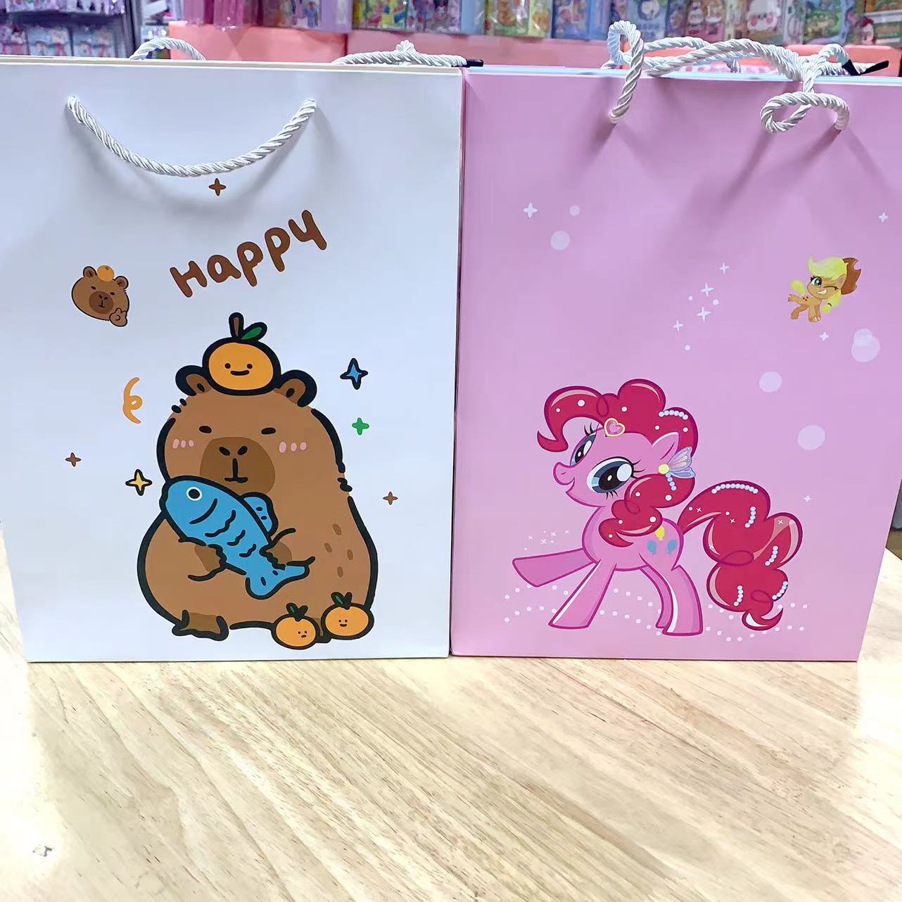 新款卡通公仔卡皮巴拉小马创意手提袋礼品袋服装购物袋纸袋子批发