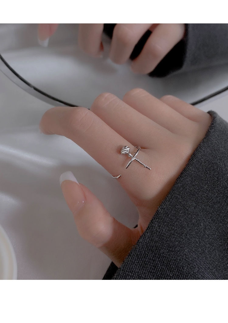 Minimalistische verstelbare ring met rozenbloem_voghion.com