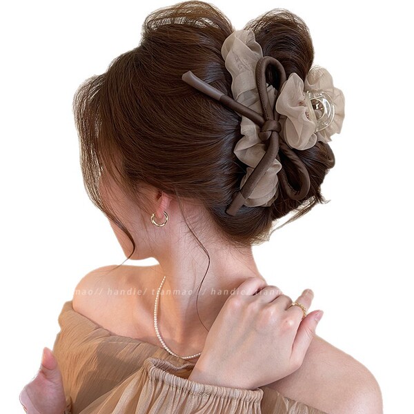 High crab pin with bow