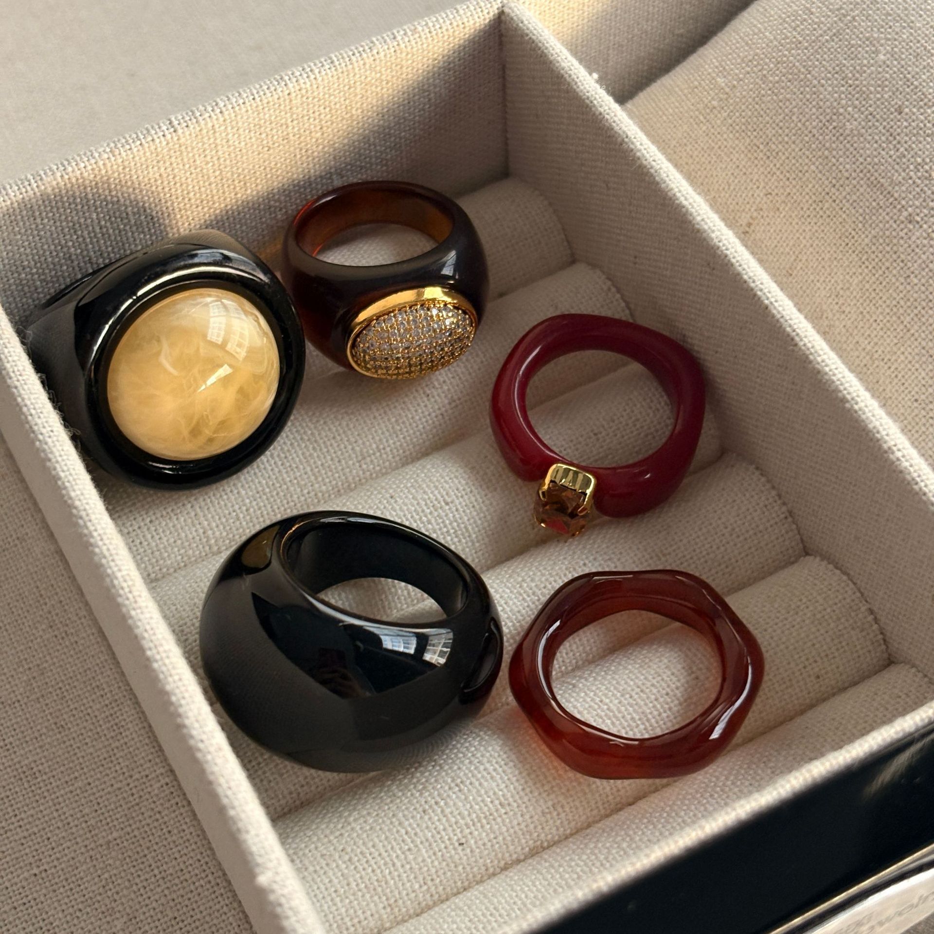 Minimalistisk fransk retro ring i röd harts för damer elegant_voghion.com
