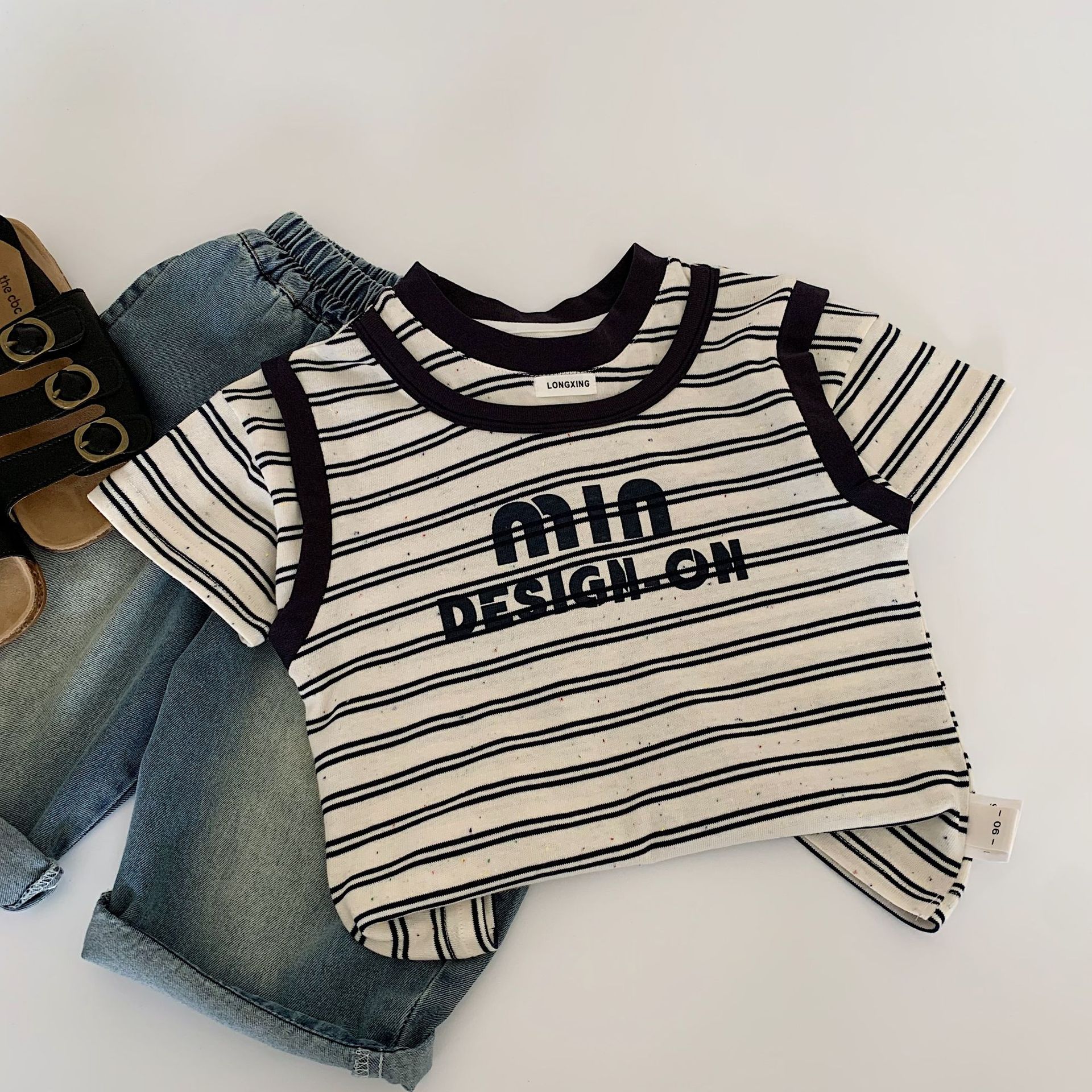 Mai Bao Niños verano camiseta de mangas cortas 2025 nuevo estilo coreano de niños a rayas falsas de dos piezas jersey de moda infantil