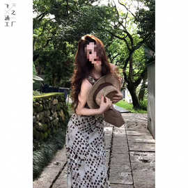 法式度假风豹纹吊带连衣裙女2026夏季新款设计感荡领收腰气质长裙