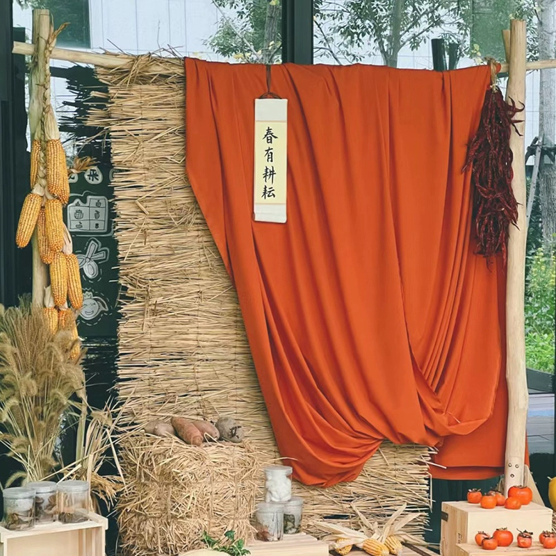 Новогоднее оформление детского сада, креативное оформление занавесей оранжево-желто-золотого цвета, создание фермерского двора.