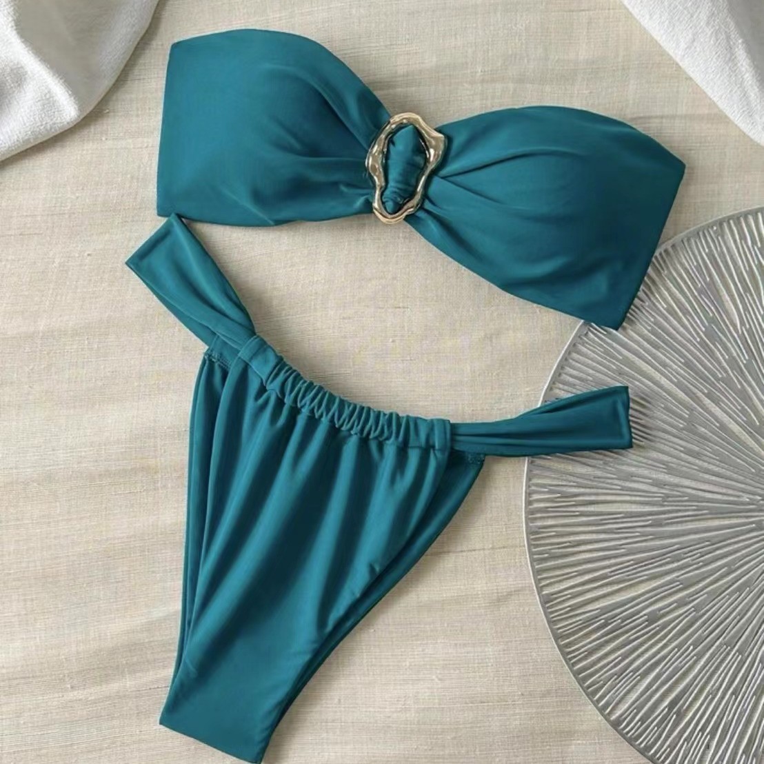 Damesbikini set met metallic ringdetails, bestaande uit een effen bandeau-top en een hoog uitgesneden bikinibroekje. Sexy badkleding voor bij het zwembad en op het strand._voghion.com