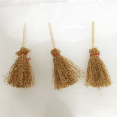 ミニお化け祭りの巫婆は小さいぬいぐるみを撮影します。