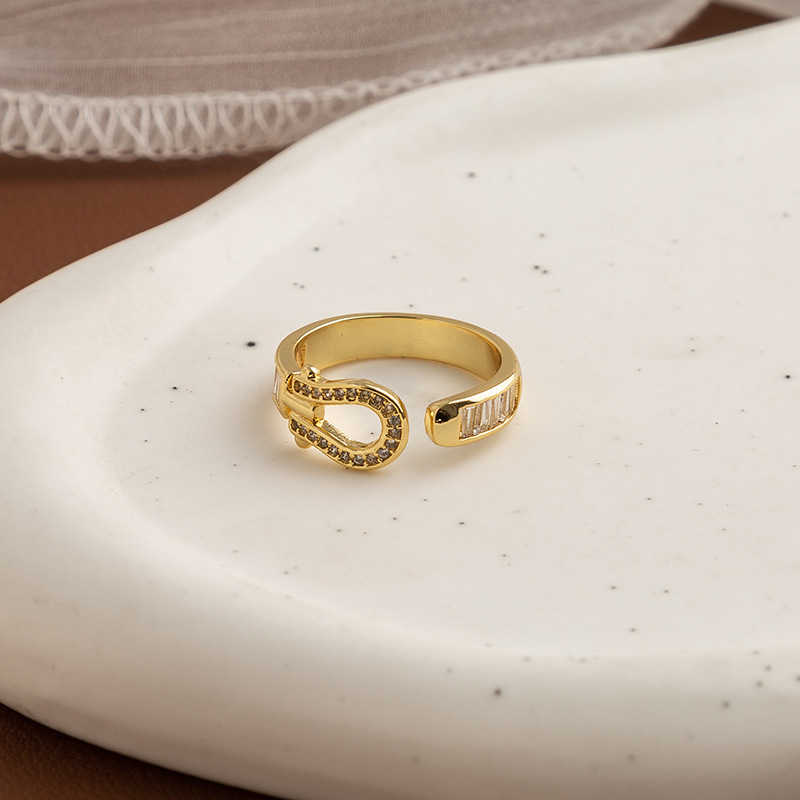 Tabi, golden ring with stone with zircon