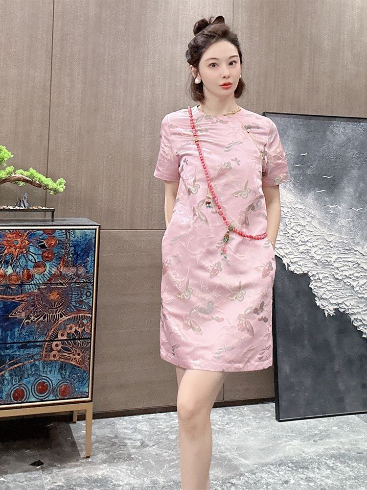 Đầm maxi sườn xám cách tân hoa nổi hồng phong cách Trung Quốc mới — Váy liền hoa nổi màu hồng chi tiết 3