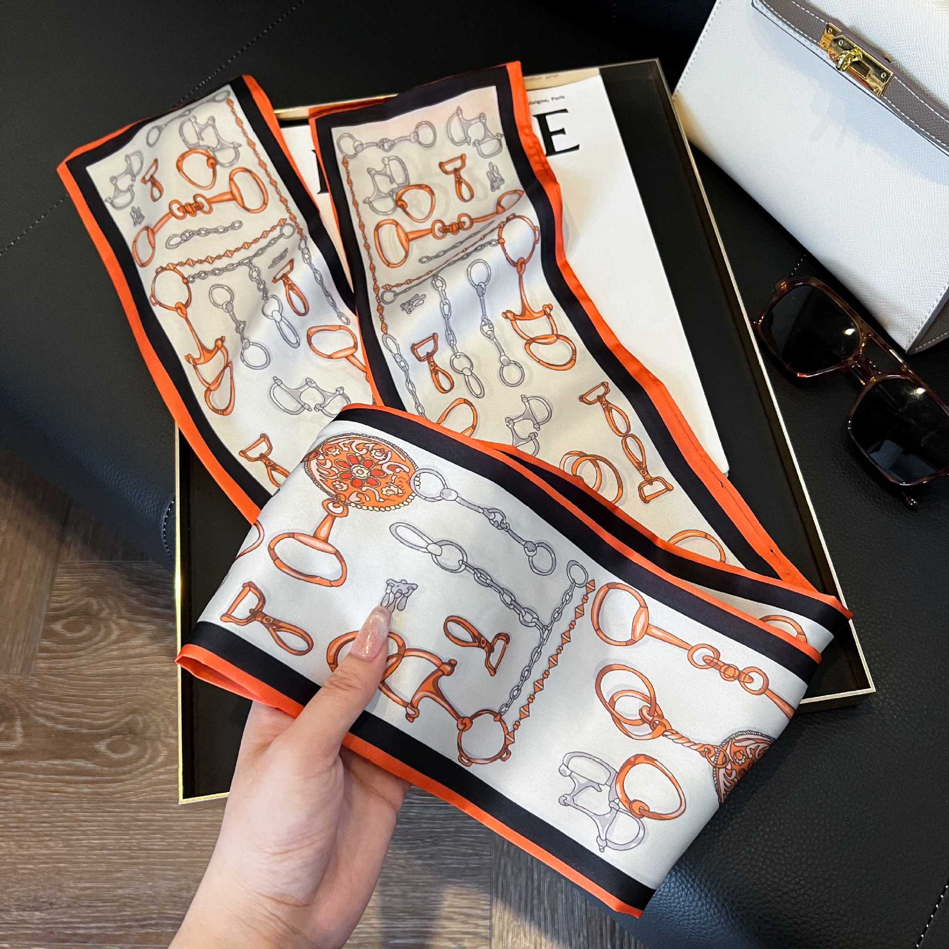 Nueva bufanda de seda pequeña banda larga estrecha para el cabello mujer estilo primavera y otoño moda madre bufanda estilo verano estilo fino serpentina bufanda al por mayor