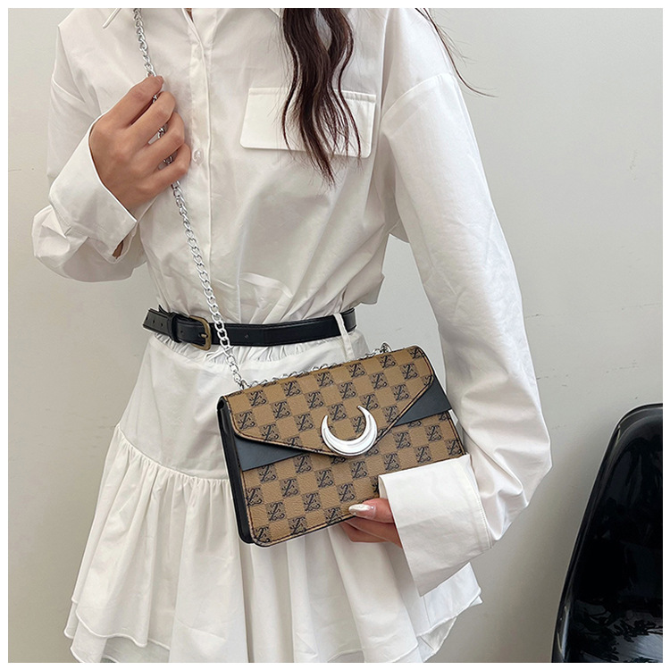 Korean version armpit small square 2024 new texture fashionable letter printed handbag personalized single shoulder_voghion.com