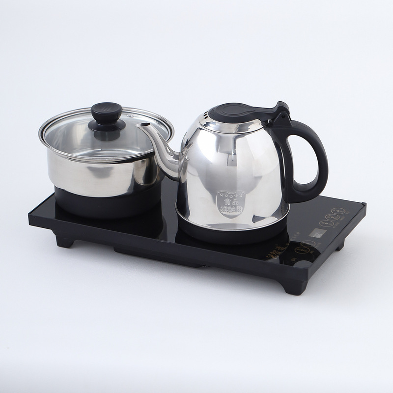 全自動底部の水筒の電気湯沸かし器でお茶を入れます。|undefined