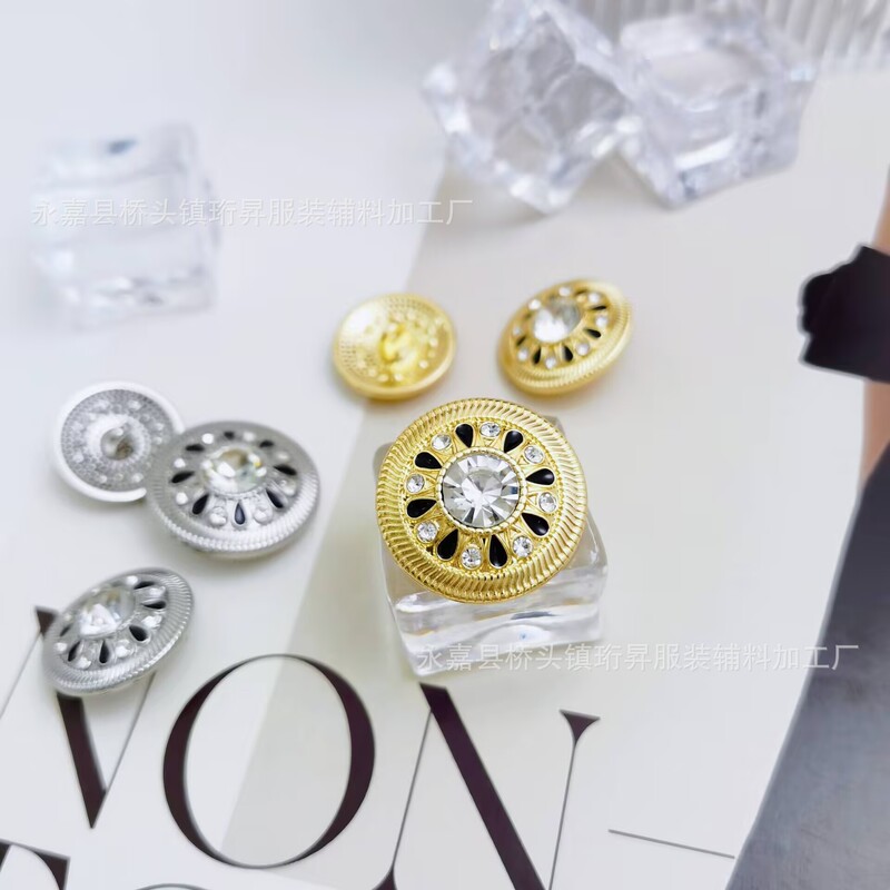 Fashionable New Metal Buttons for Women's Clothing, Rhinestone-Studded Water Drop Stripes, Hand-Stitched Buttons, Exquisite Small Chanel-Style European and American Button Accessories