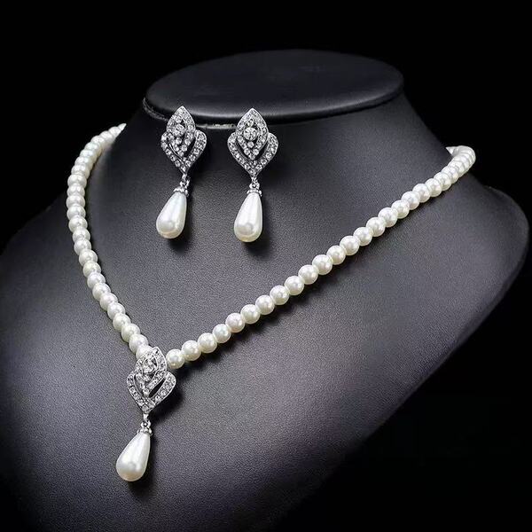 Fashionable necklace and earrings from pearl