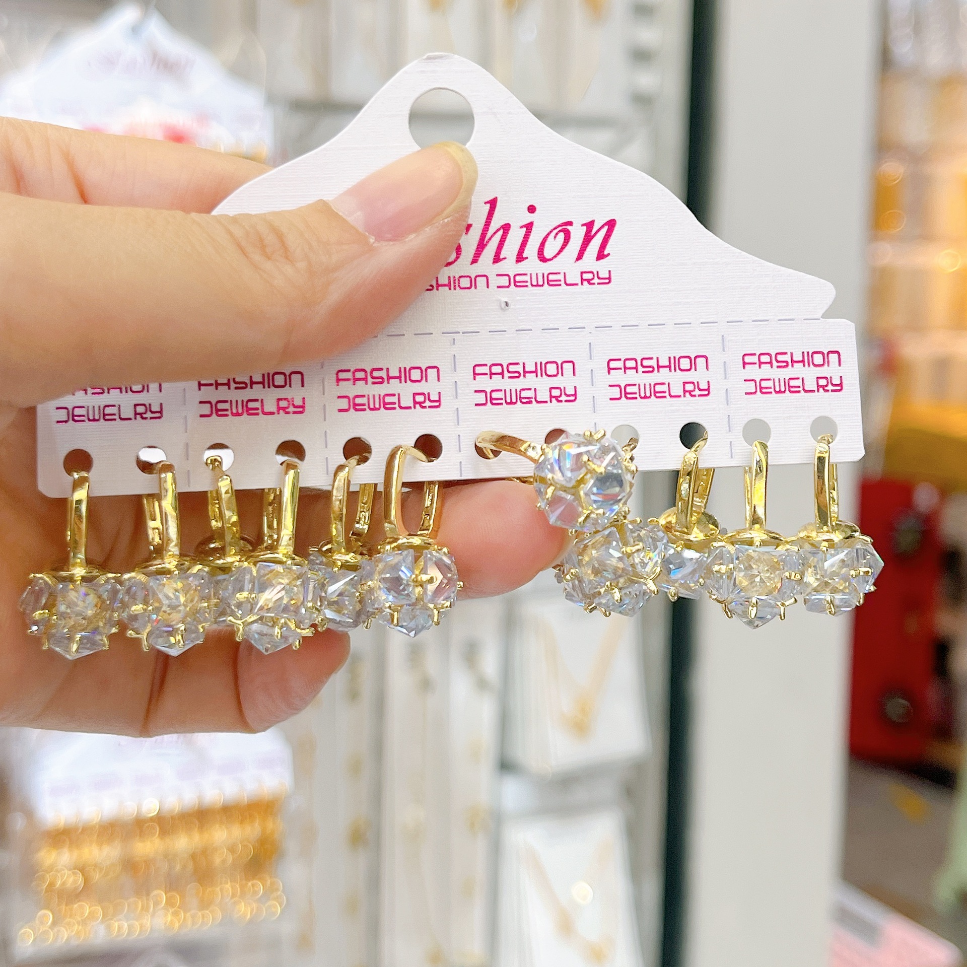 Aretes transfronterizos de diamante de zirconio nuevo temperamento de alta sensación aretes de aretes de aretes de lujo ligero diseño de aretes para mujeres