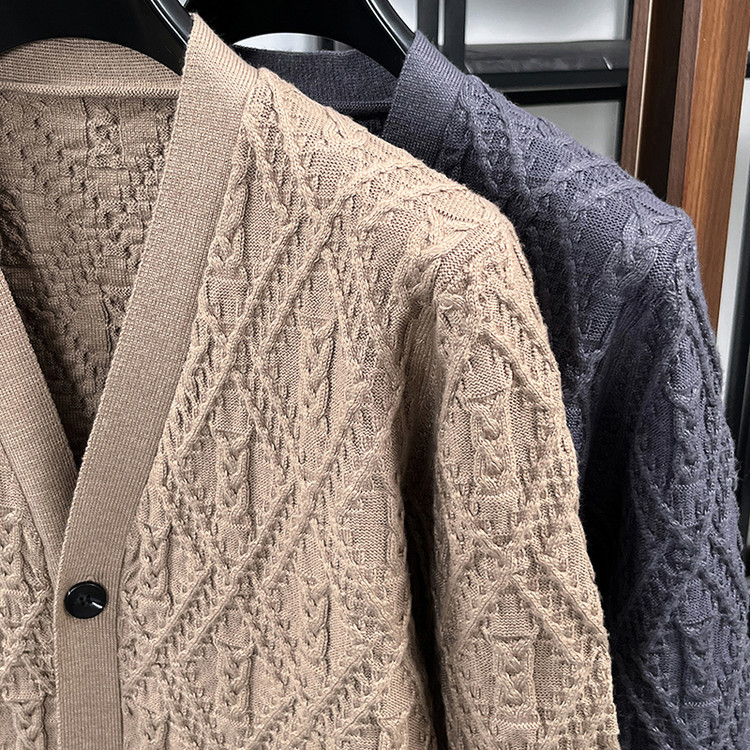 Comercio exterior ropa de hombre otoño invierno V-collar tejido de color sólido torsión camiseta de manga larga suéter de moda hombre camiseta de punto casual