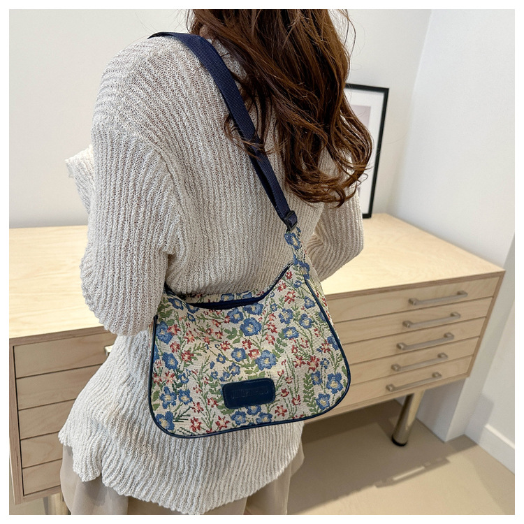 Popular fashion, simple, large-capacity printed trend 2024, fashionable patchwork canvas single-shoulder bag, small square bag, women's bag, trendy undefined