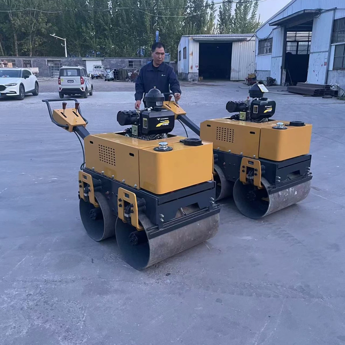 Модернизированный полностью гидравлический ручной дорожный каток с двумя стальными колесами шириной 700 мм, двойным приводом, двойной вибрацией, экспортный дорожный каток для тоннажной уплотнения.