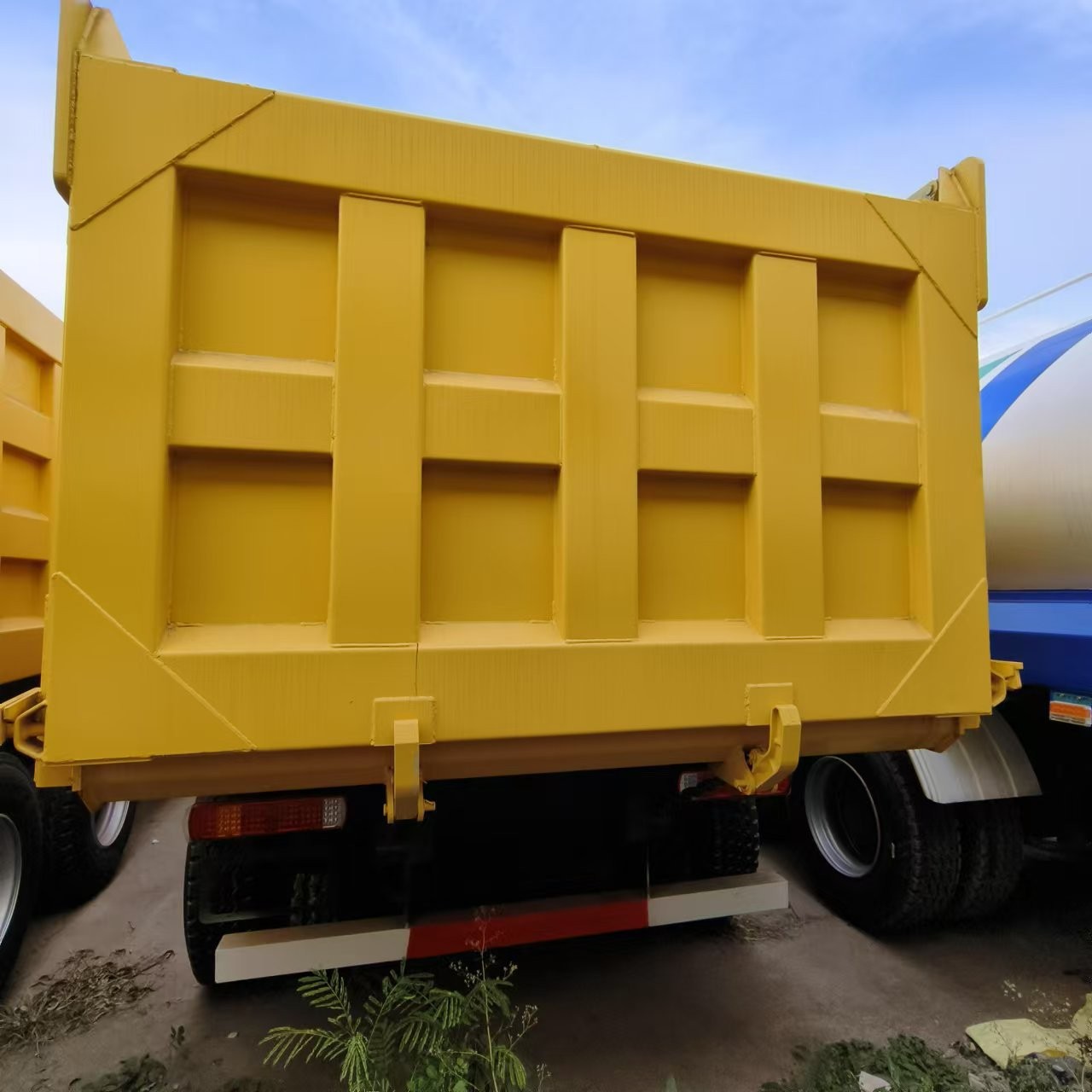 Used Sinotruk Howo Tractor Dump Truck 371 375 Horsepower 10/12 Wheel Engineering Truck