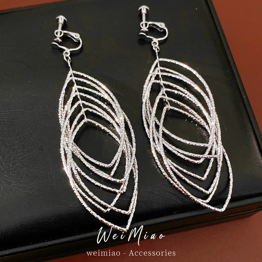 Oro multicapa hueco gancho de orejas sensación de alto nivel lujo ligero nicho sensación de diseño pendientes de orejas sin agujeros de orejas nuevas orejas para mujeres