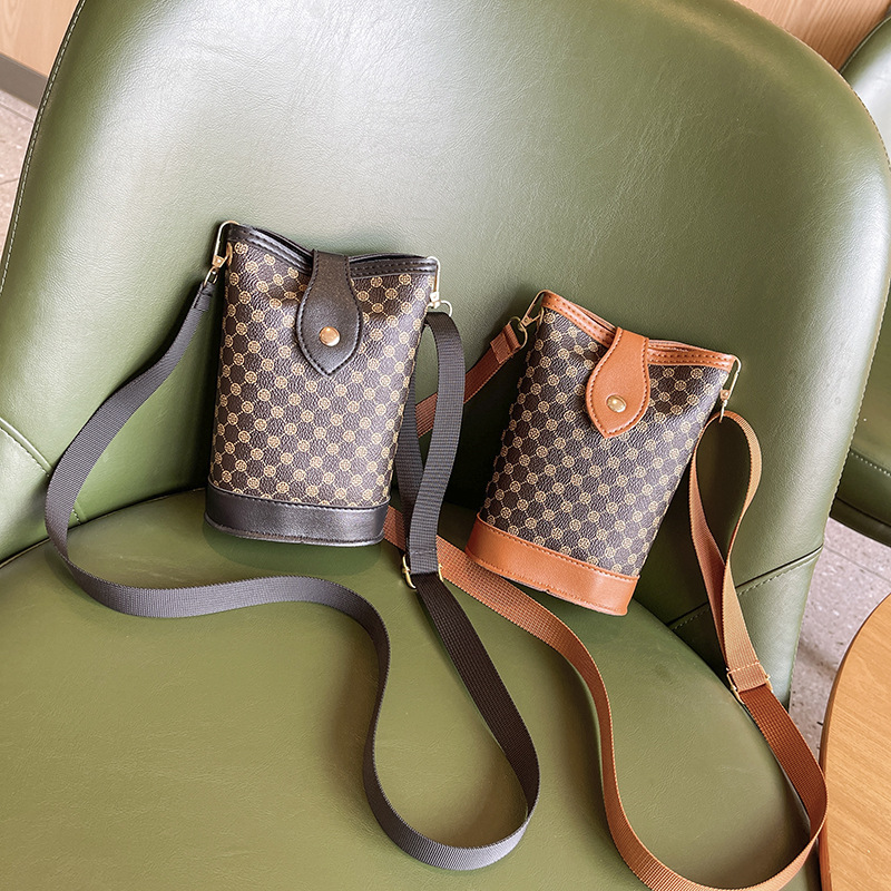 Damentaschen 2024 neuer Stil Kontrastfarbe Blumenschnalle vertikale Pommes-Frites-Tasche lässig einfache kleine quadratische Tasche Handytasche trendy_voghion.com