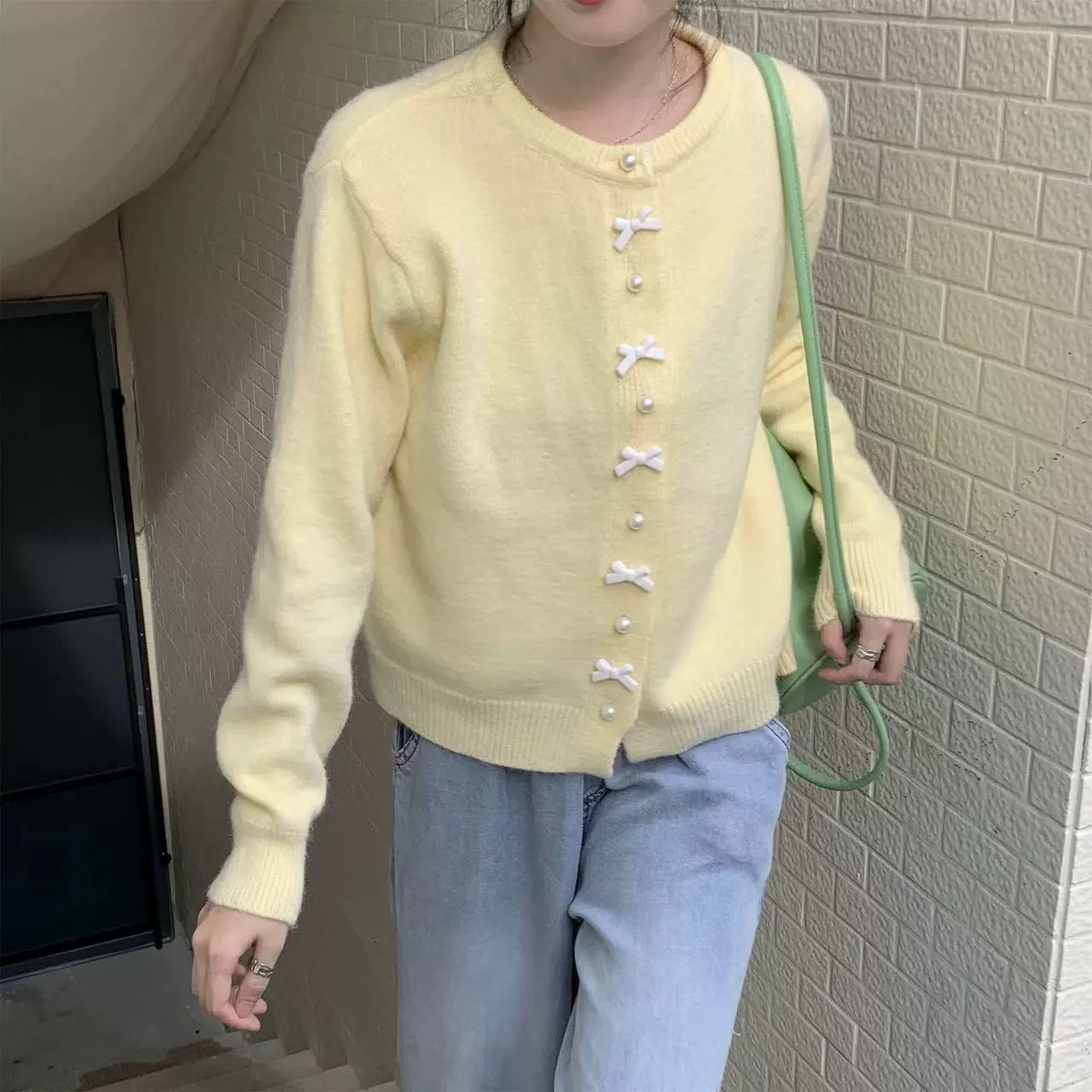 春秋蝴蝶结珍珠纽扣毛衣女款高级感韩系温柔风淡黄色针织外套圆领