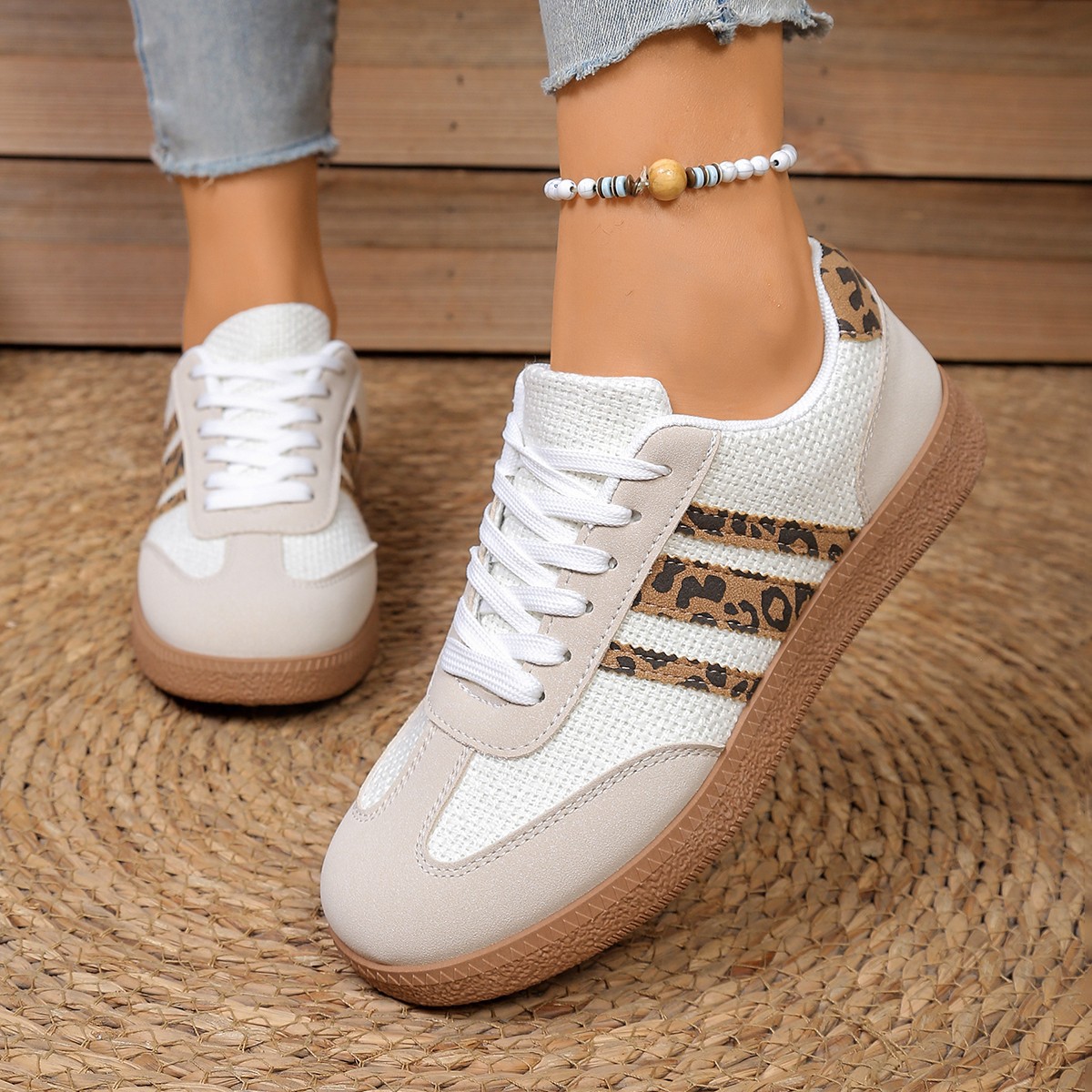 Zapatos de entrenamiento de base plana para mujeres 2025, primavera y otoño, zapatos de skate de comercio exterior de tamaño grande, zapatos casuales de moda, zapatos blancos para mujeres