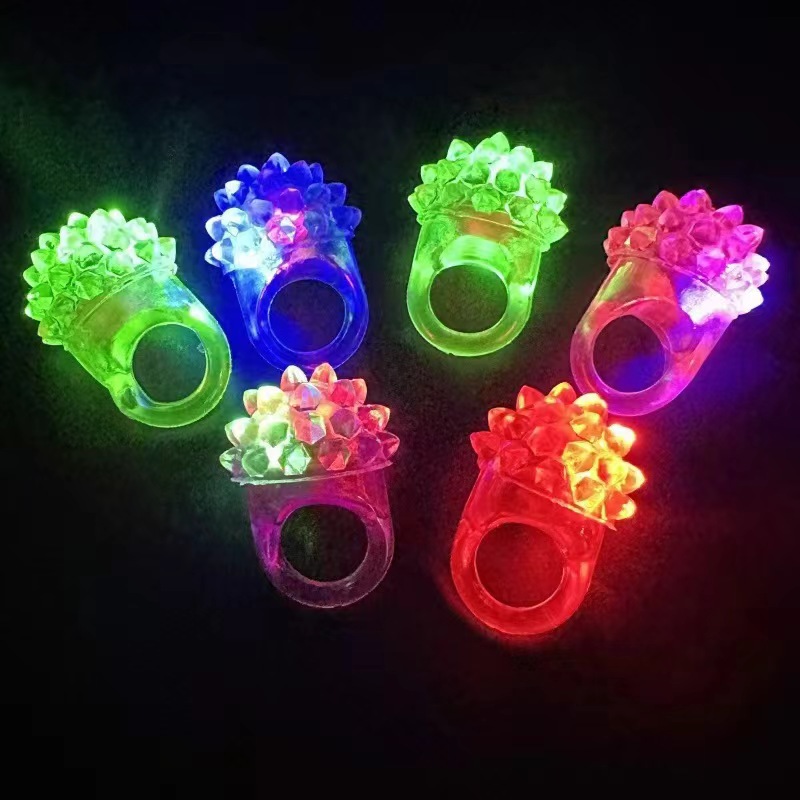 Fuente transfronteriza TPR anillo de fresa de goma suave led anillo luminoso de fiesta de gala anillo fluorescente luminoso