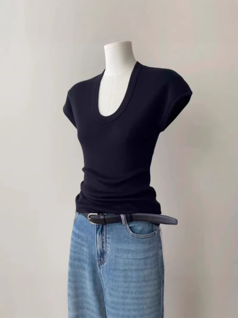 Áo thun nữ cổ tròn tay ngắn chất liệu Tencel ôm nhẹ form chuẩn — đen