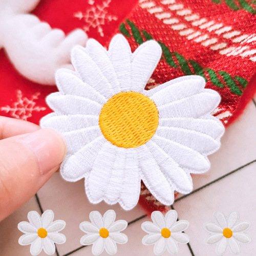 Self-adhesive white daisy embroidery patch mini embroidery patch patch cartoon badge decorative bag back tape patch