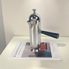 サンプル間のホテルの現代の軽い豪華なステンレスの水筒の置物のお茶のコーヒーポットのティーポットの客間の家庭の装飾品