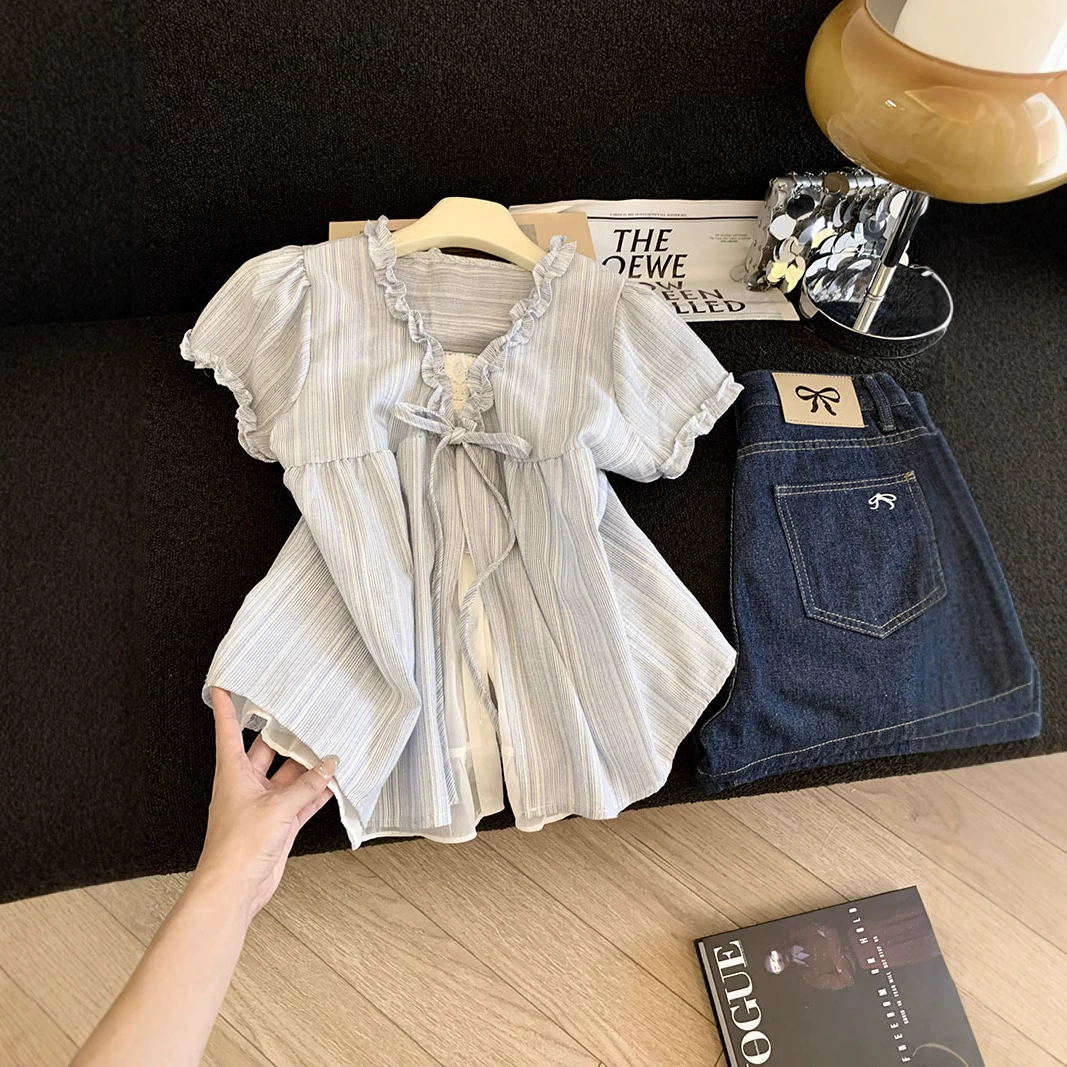 Настоящее фото милой и омолаживающей кружевной полосатой женской рубашки с летним дизайном и синим топом с галстуком-бабочкой.