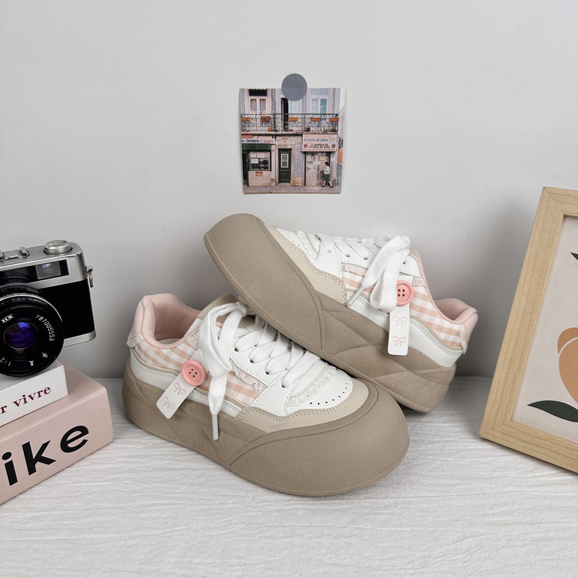 Zapatos de onda lejana para mujer 2025 nuevos zapatos de pan de estilo caliente zapatos blancos de suela gruesa zapatos de tabla zapatos casuales de nicho de todo fósforo