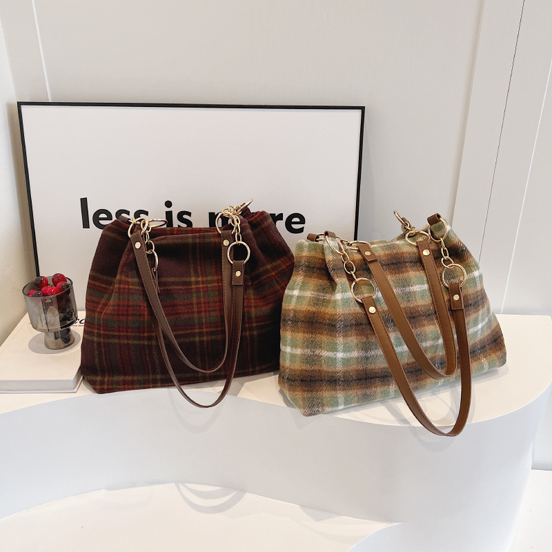 Large capacity tote female niche design, commuting outdoor travel bag, high-end casual autumn and winter new item_voghion.com