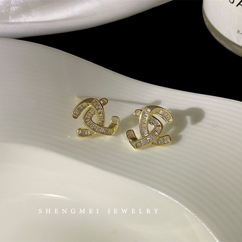 가벼운 럭셔리 편지 귀걸이 마이크로 상감 지르콘 크리스탈 귀걸이 유럽과 미국 스타일의 실버 핀 숙취 우아한 올 매치 과장된 귀걸이