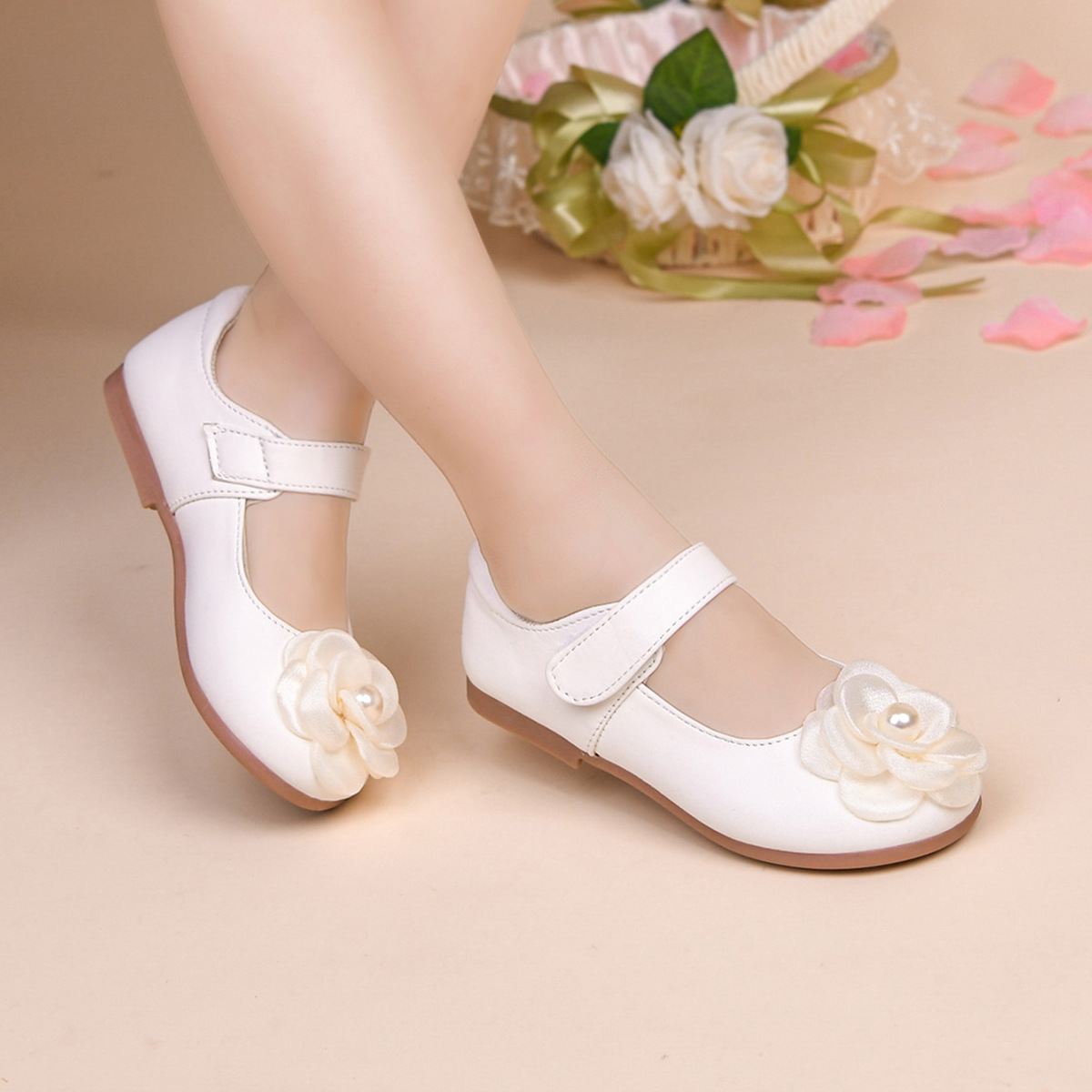 Zapatos de cuero para niñas nuevos 2026 primavera zapatos de rendimiento de niños zapatos de moda zapatos de flor de princesa de niña